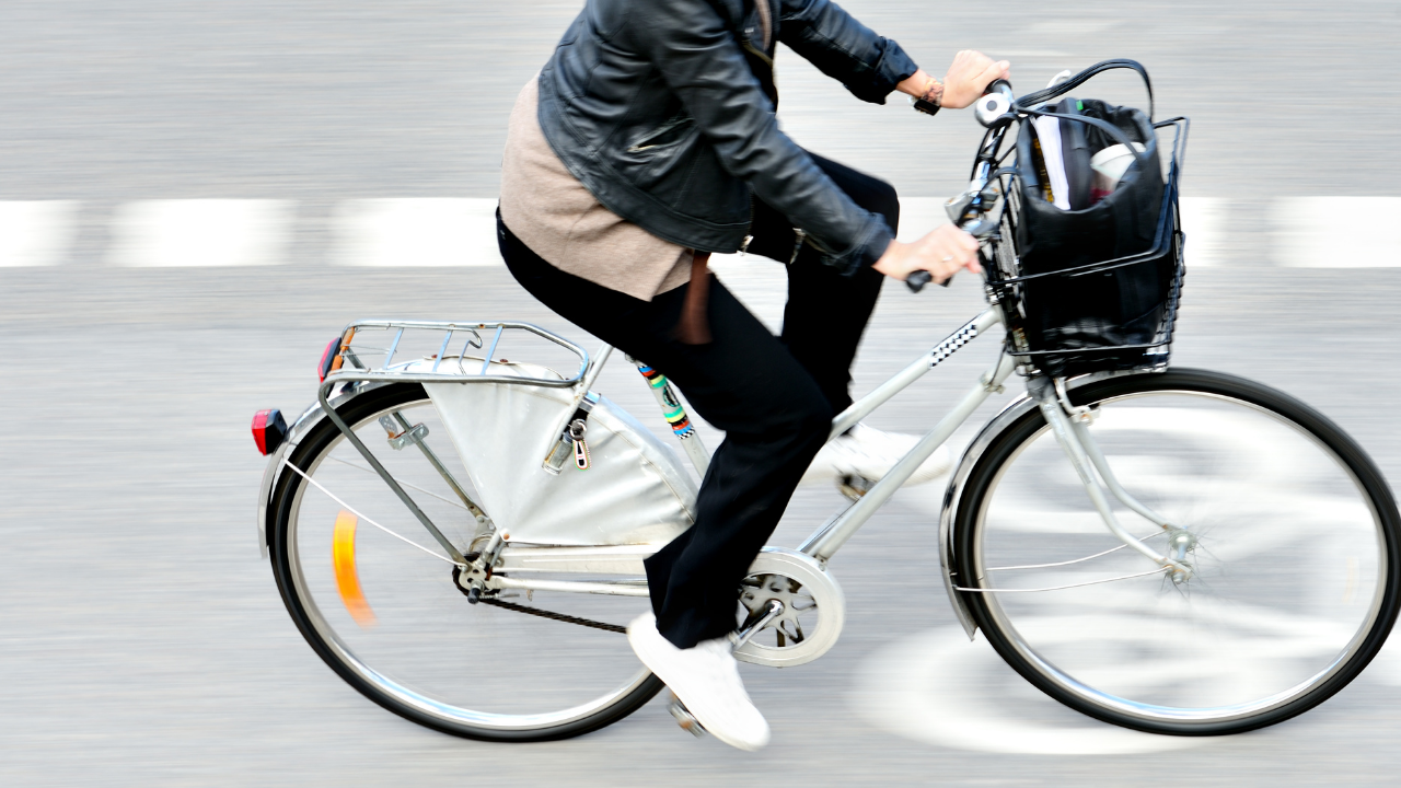 Femme apprenant à faire du vélo, projet phare de l'association UPL